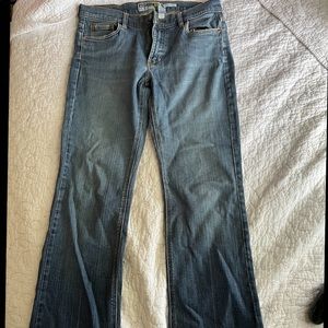 Low waisted boot cut blue jeans, stretch